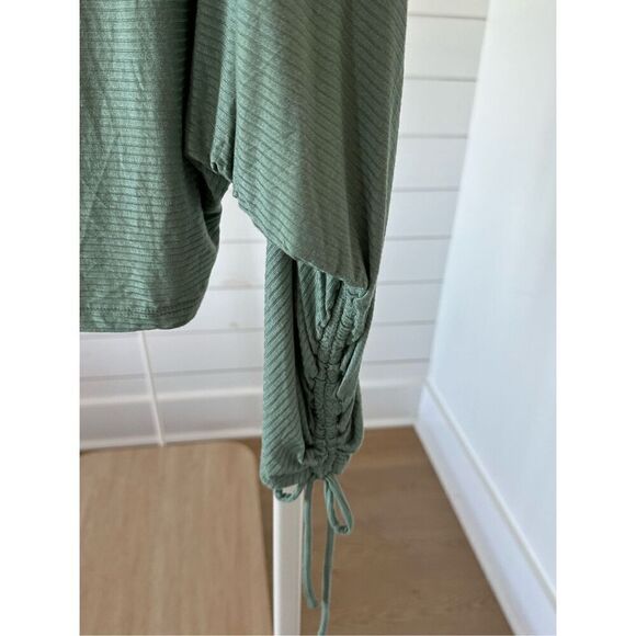 Scoop neck to with ruched drawstring sleeves sz small - Picture 4 of 5